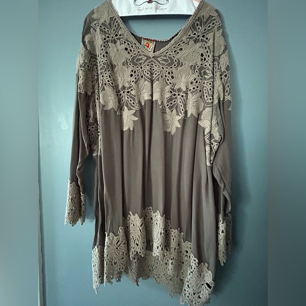 Johnny Was Taupe Embroidered Top 🩶